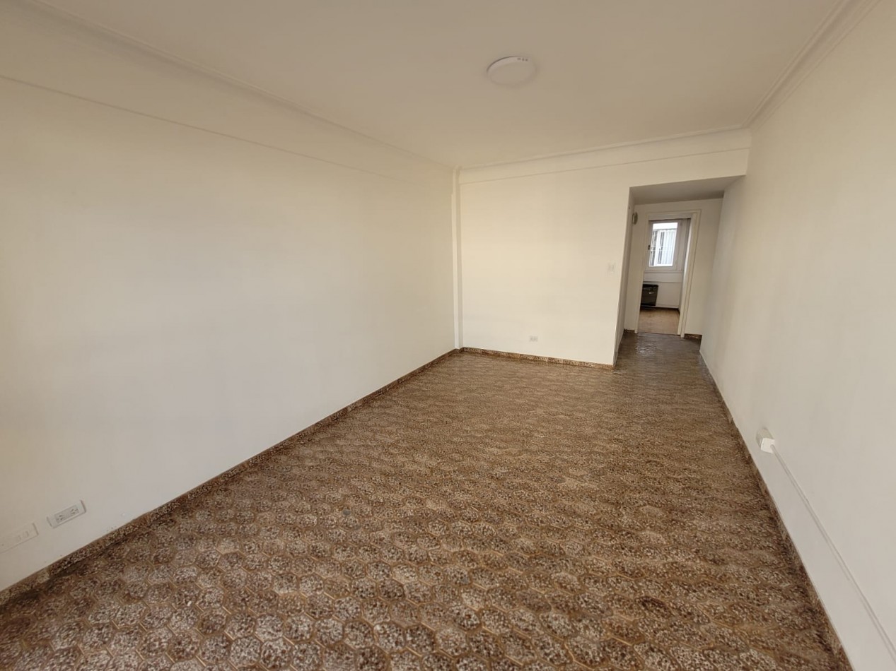 DEPARTAMENTO 2 AMBIENTES CON BALCON A LA CALLE - MACROCENTRO